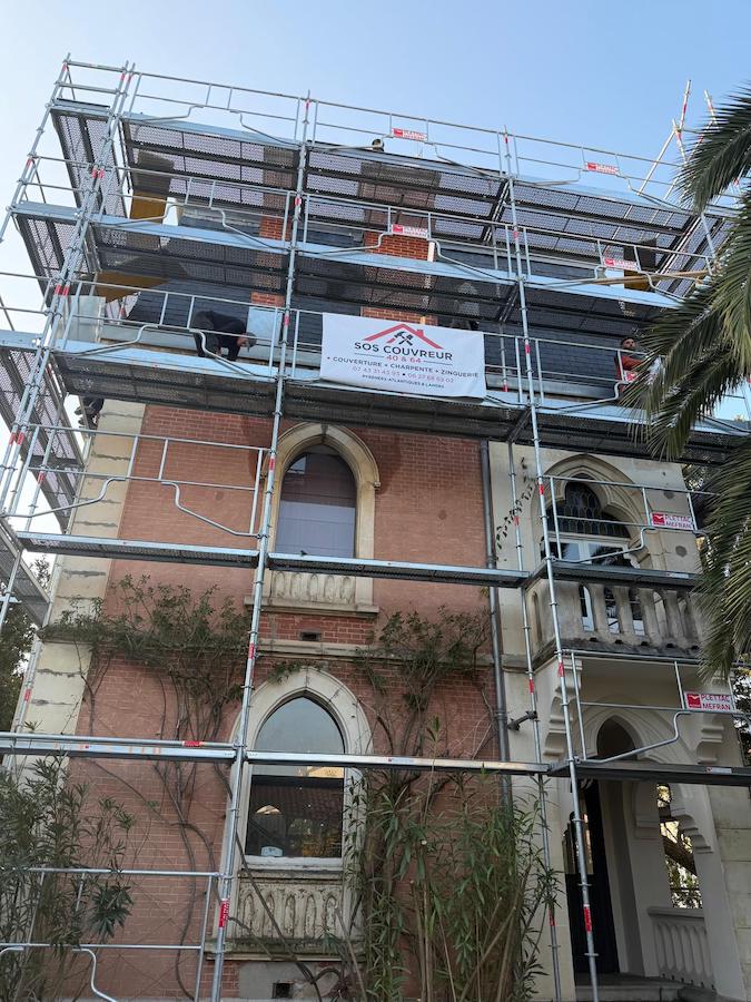 Artisan Couvreur à Dax (40) : Chantier de rénovation de toiture sur une maison ancienne à Dax par SOS Couvreur 40 & 64, artisan couvreur certifié Meilleur Ouvrier de France.