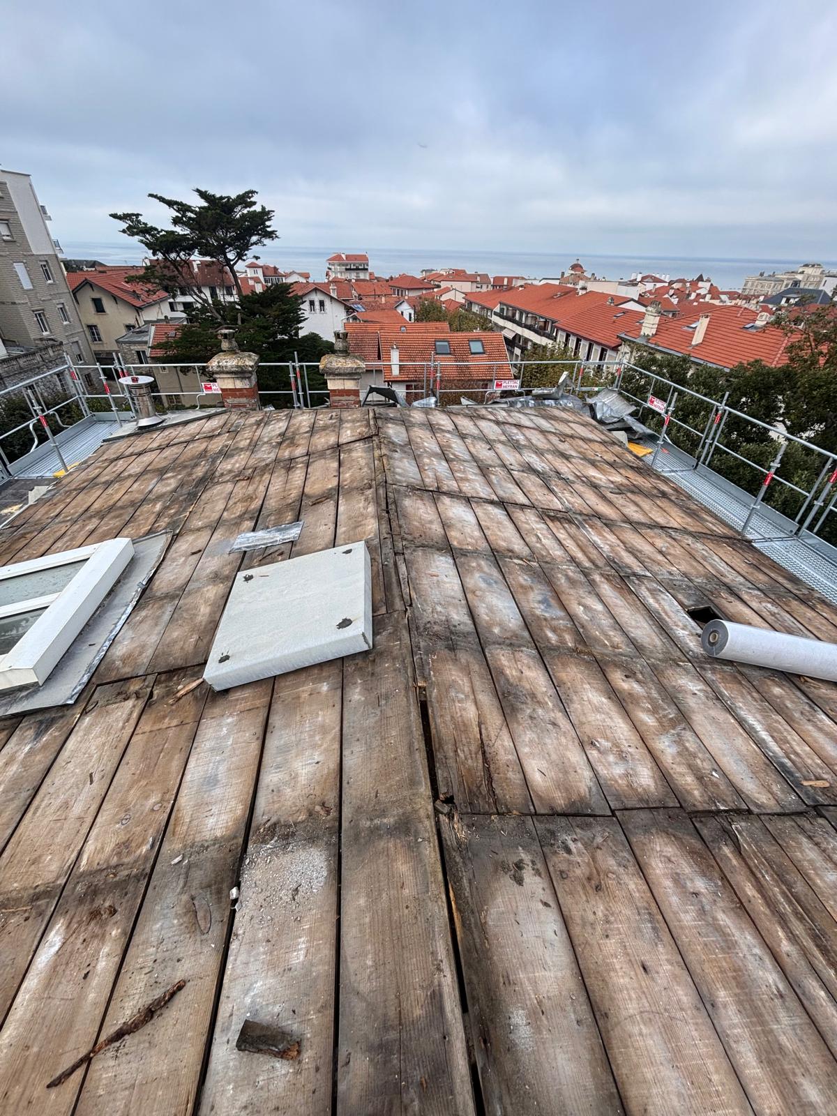 Chantier de rénovation complète de toiture sur une belle demeure ancienne à Dax (40). Installation sécurisée d'un échafaudage par l'entreprise SOS Couvreur, expertise certifiée Meilleur Ouvrier de France.