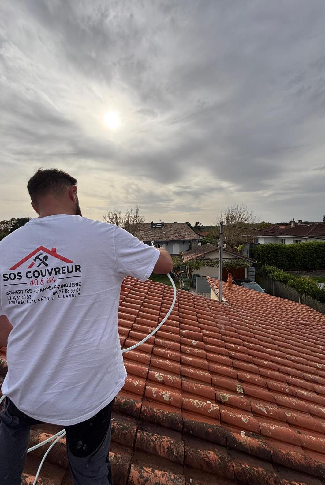 Chantier de rénovation complète de toiture sur une maison ancienne de prestige à Dax (40). Pose sécurisée d'échafaudage par l'entreprise SOS Couvreur, expertise MOF & Compagnons du Devoir.