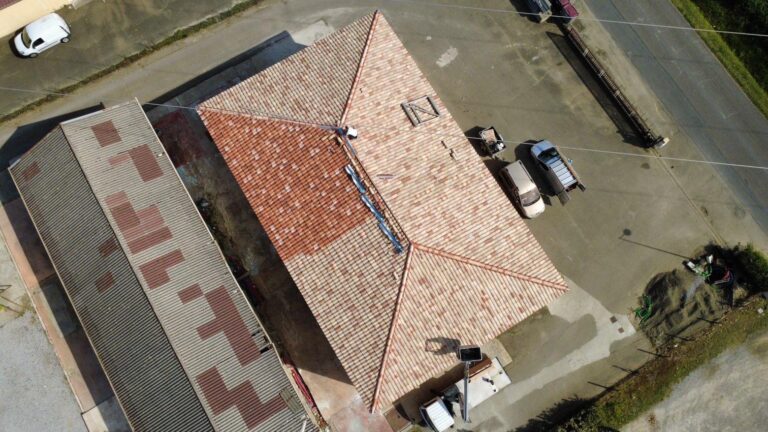 Devis Couvreur Dax (40) : Vue détaillée d'un chantier de zinguerie en cours de réalisation, montrant la pose de zinc à tasseaux sur mesure. Travaux de couverture technique par SOS Couvreur, Meilleur Ouvrier de France, à Dax.