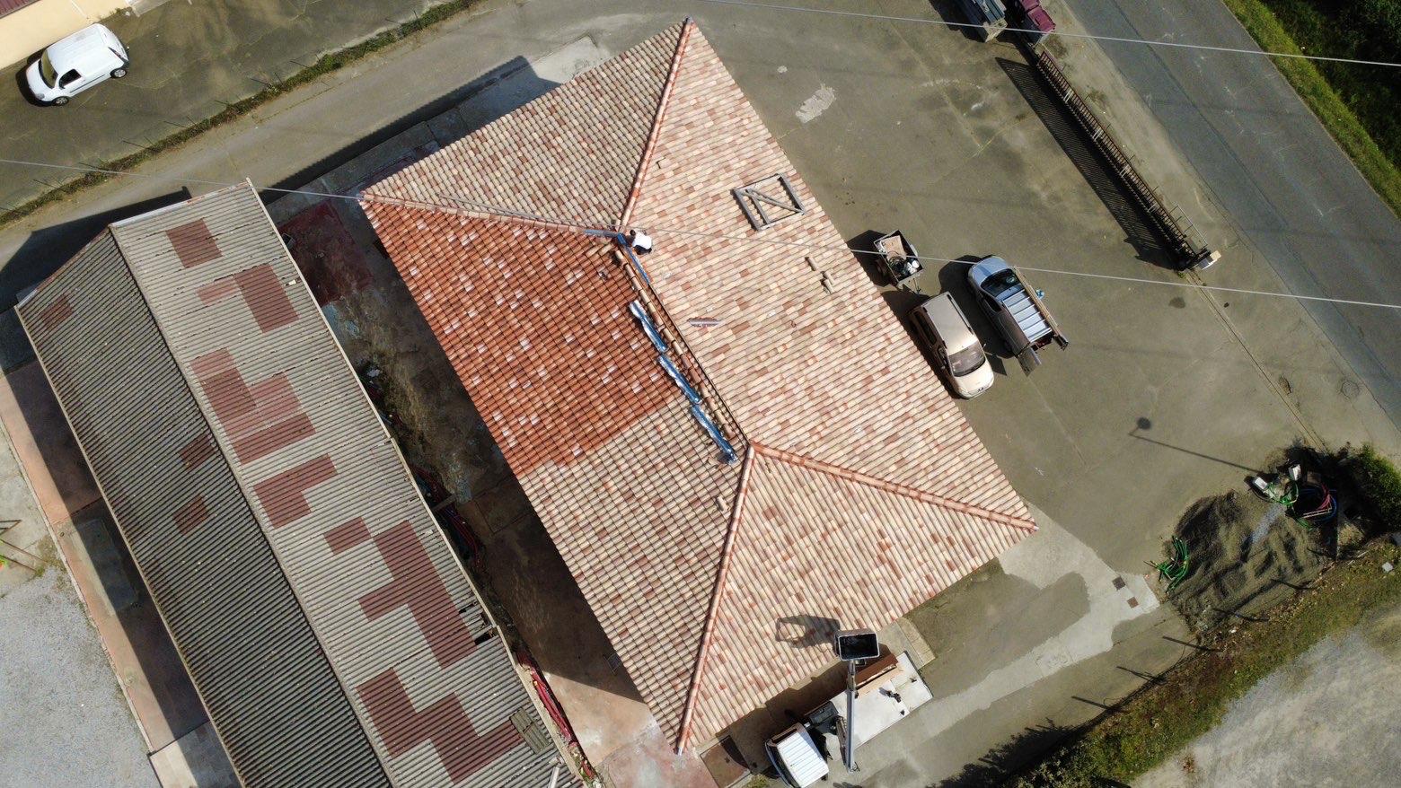 Devis Couvreur Dax (40) : Vue détaillée d'un chantier de zinguerie en cours de réalisation, montrant la pose de zinc à tasseaux sur mesure. Travaux de couverture technique par SOS Couvreur, Meilleur Ouvrier de France, à Dax.