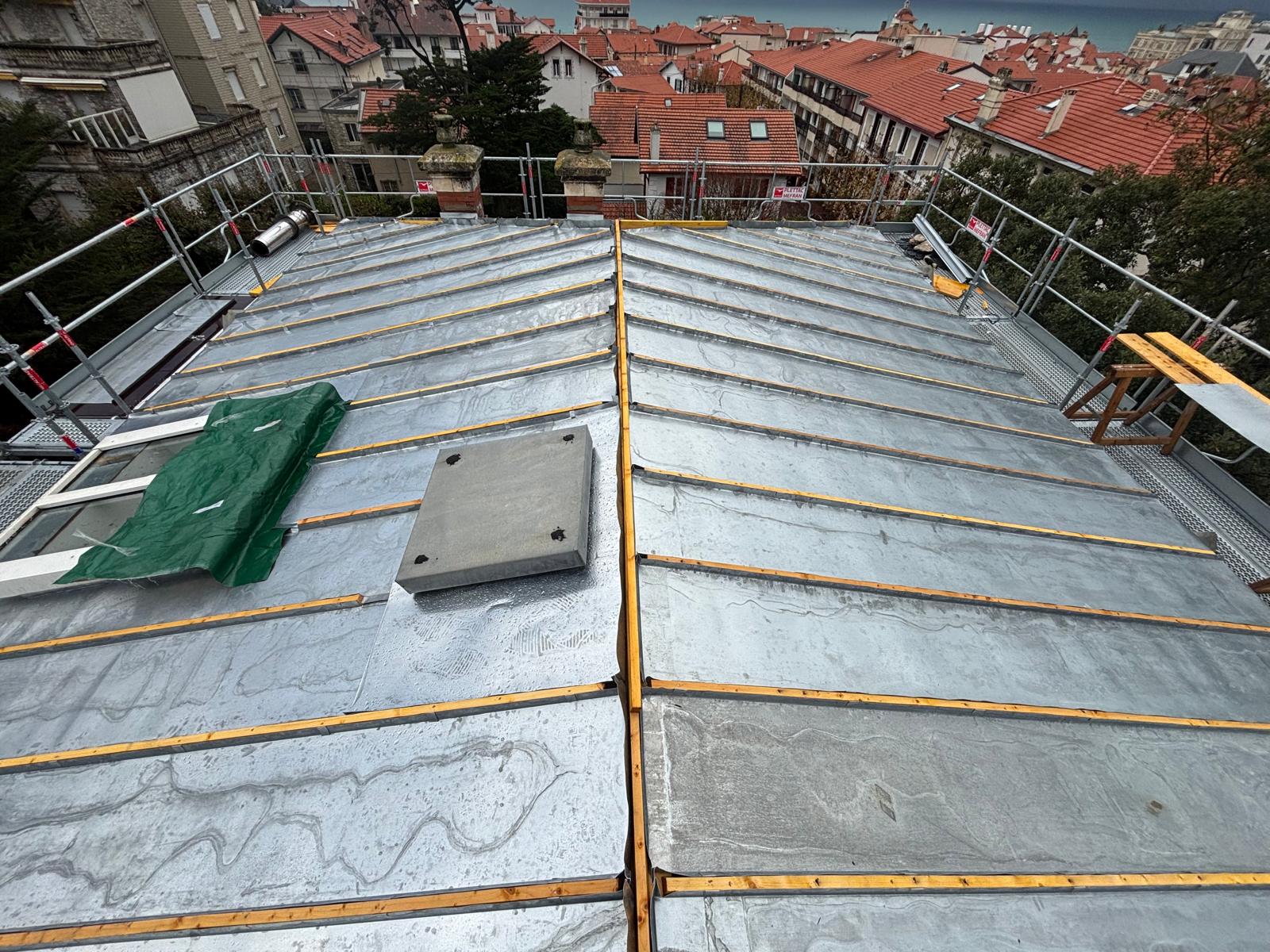 Réalisation de couverture en zinc technique – SOS Couvreur 40 & 64