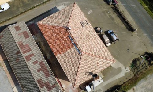 Devis Couvreur Dax (40) : Vue détaillée d'un chantier de zinguerie en cours de réalisation, montrant la pose de zinc à tasseaux sur mesure. Travaux de couverture technique par SOS Couvreur, Meilleur Ouvrier de France, à Dax.