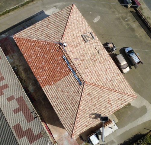 conseils et Devis Couvreur Dax (40) : Vue détaillée d'un chantier de zinguerie en cours de réalisation, montrant la pose de zinc à tasseaux sur mesure. Travaux de couverture technique par SOS Couvreur, Meilleur Ouvrier de France, à Dax.
